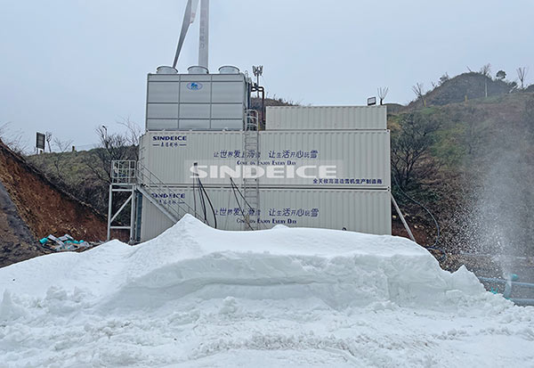 森德高溫造雪機正在太陽坪滑雪場制雪